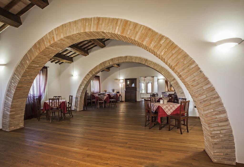 Il Ristoro Del Viandante Hotell Offagna Exteriör bild