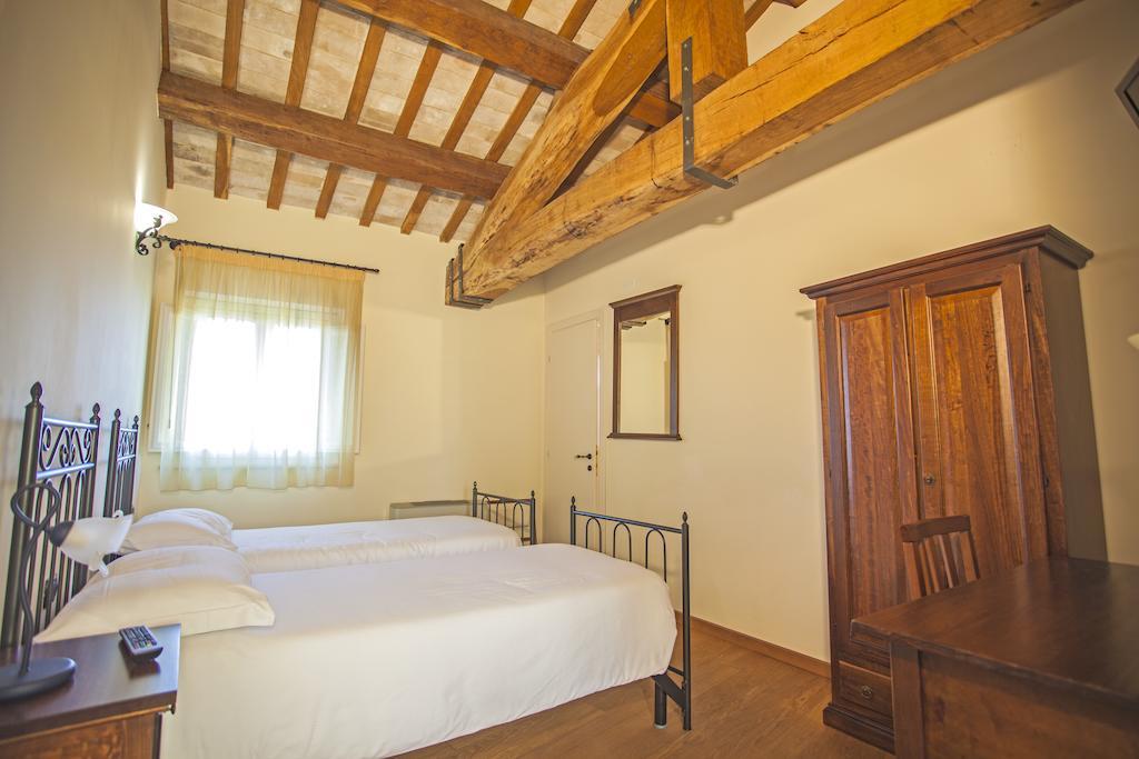 Il Ristoro Del Viandante Hotell Offagna Rum bild